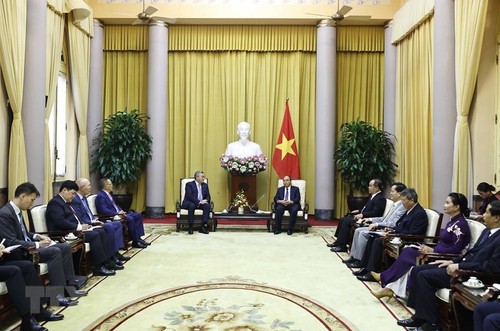Le vice-Premier ministre et ministre kazakh des Affaires étrangères reçu par Nguyên Xuân Phuc - ảnh 1
