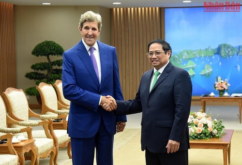 Changement climatique : John Kerry reçu par le Premier ministre Pham Minh Chinh  - ảnh 1