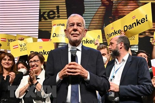 Présidentielle en Autriche: l'écologiste Van der Bellen réélu, selon les premières projections - ảnh 1