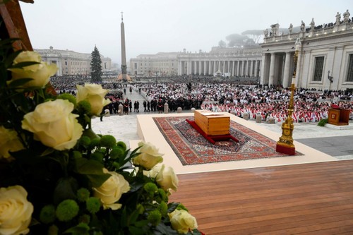 Mort de Benoît XVI : le pape François a présidé les funérailles de son prédécesseur au Vatican - ảnh 1