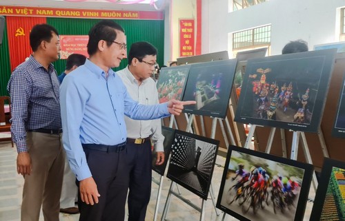 Têt: Vernissage d'une exposition de peintures et de photos à Trà Vinh - ảnh 1