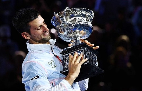 Novak Djokovic remporte l'Open d'Australie face à Stefanos Tsitsipas, son 22e Grand Chelem - ảnh 1