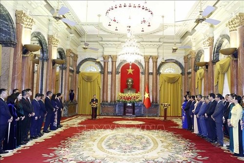 Le président de la République Vo Van Thuong rencontre le personnel de son bureau  - ảnh 1