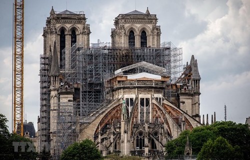 Notre-Dame de Paris: en visite sur le chantier, Emmanuel Macron «tient le cap» de la reconstruction - ảnh 1