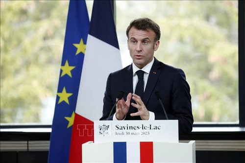 France : Macron promulgue sa réforme des retraites - ảnh 1