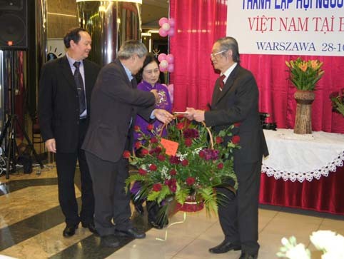 Kỷ niệm 10 năm ngày thành lập Hội Người cao tuổi  Việt Nam tại Ba Lan - ảnh 2