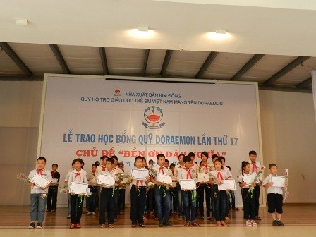 550 trẻ em Việt Nam được nhận học bổng Doraemon trước thềm năm học mới - ảnh 1