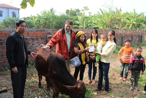 Dự án tặng bò cho người nghèo của người Việt tại Đức - ảnh 5