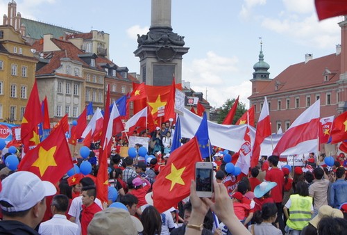 Hàng nghìn người Việt Nam tại Ba Lan tuần hành phản đối Trung Quốc - ảnh 14