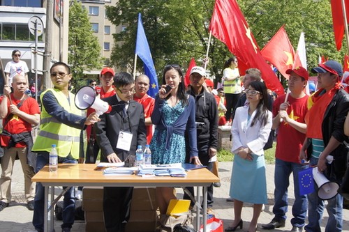 Hàng nghìn người Việt Nam tại Ba Lan tuần hành phản đối Trung Quốc - ảnh 9
