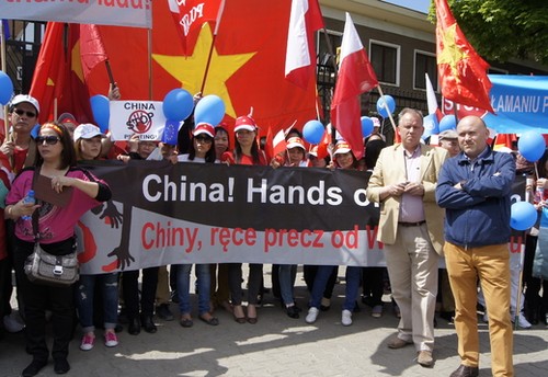 Hàng nghìn người Việt Nam tại Ba Lan tuần hành phản đối Trung Quốc - ảnh 7