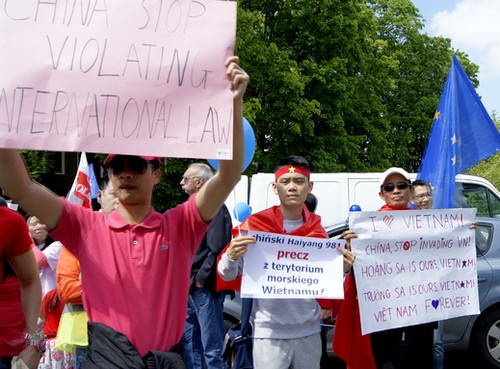 Hàng nghìn người Việt Nam tại Ba Lan tuần hành phản đối Trung Quốc - ảnh 4