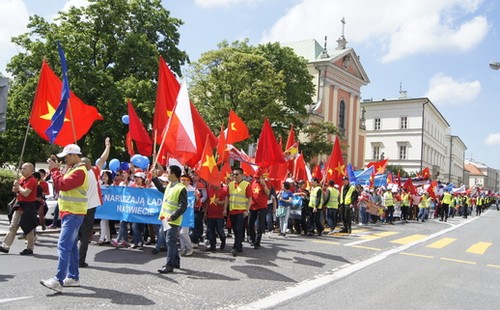 Hàng nghìn người Việt Nam tại Ba Lan tuần hành phản đối Trung Quốc - ảnh 12