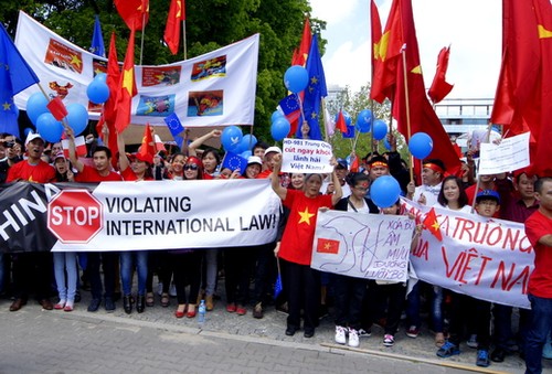 Hàng nghìn người Việt Nam tại Ba Lan tuần hành phản đối Trung Quốc - ảnh 3