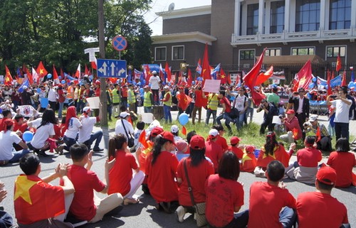 Hàng nghìn người Việt Nam tại Ba Lan tuần hành phản đối Trung Quốc - ảnh 10