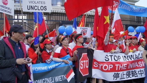 Hàng nghìn người Việt Nam tại Ba Lan tuần hành phản đối Trung Quốc - ảnh 6