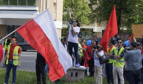 Hàng nghìn người Việt Nam tại Ba Lan tuần hành phản đối Trung Quốc - ảnh 1