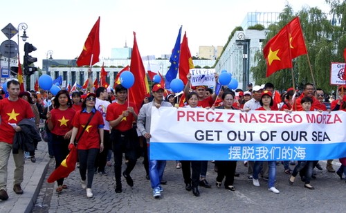 Hàng nghìn người Việt Nam tại Ba Lan tuần hành phản đối Trung Quốc - ảnh 11