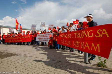 Cộng đồng người Việt tại đông Slovakia mít tinh phản đối Trung Quốc - ảnh 3