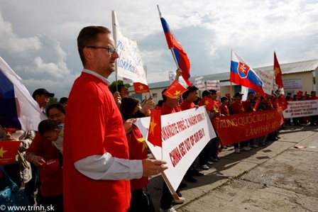 Cộng đồng người Việt tại đông Slovakia mít tinh phản đối Trung Quốc - ảnh 4