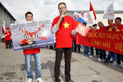 Cộng đồng người Việt tại đông Slovakia mít tinh phản đối Trung Quốc - ảnh 6