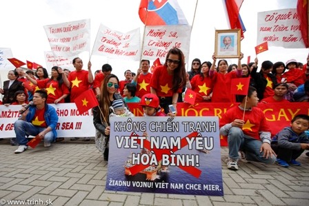 Cộng đồng người Việt tại đông Slovakia mít tinh phản đối Trung Quốc - ảnh 8