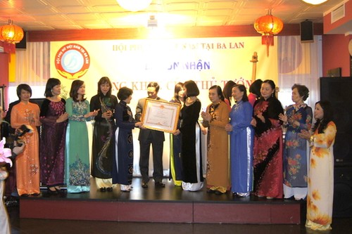 Hội phụ nữ Việt Nam tại Ba Lan đón nhận bằng khen của thủ tướng Chính phủ - ảnh 2