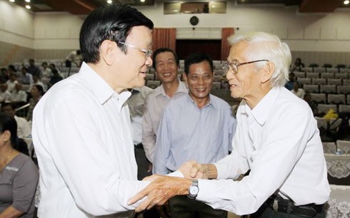 Chủ tịch nước Trương Tấn Sang tiếp xúc cử tri Quận 4, Thành phố Hồ Chí Minh - ảnh 1