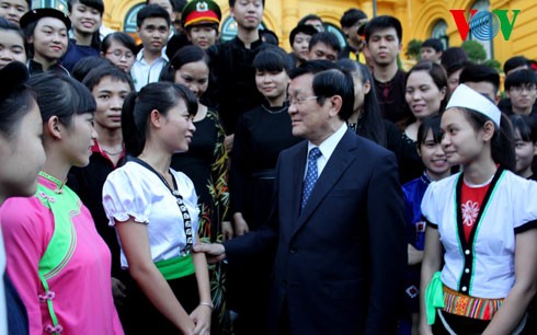 Chủ tịch nước Trương Tấn Sang gặp mặt 78 học sinh dân tộc thiểu số tiêu biểu - ảnh 1