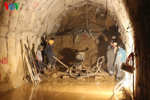 Vụ sập hầm thủy điện: Nỗ lực ứng cứu công nhân - ảnh 2