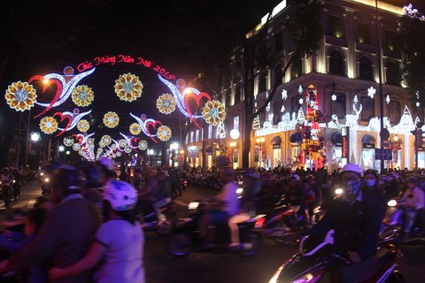 Người dân Việt Nam và thế giới chào đón Năm mới 2015 - ảnh 1
