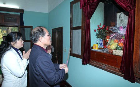 Chủ tịch Quốc hội Nguyễn Sinh Hùng dâng hương, tưởng nhớ Chủ tịch Hồ Chí Minh - ảnh 1