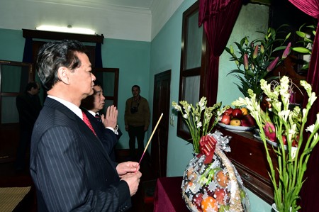 Thủ tướng Nguyễn Tấn Dũng dâng hương tưởng niệm Chủ tịch Hồ Chí Minh tại nhà 67 - ảnh 1