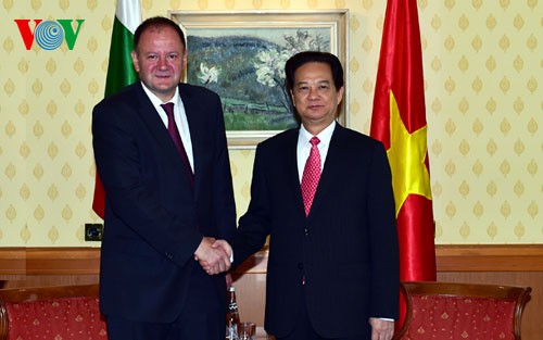 Thủ tướng Nguyễn Tấn Dũng gặp gỡ cộng đồng người Việt tại Bulgaria - ảnh 3