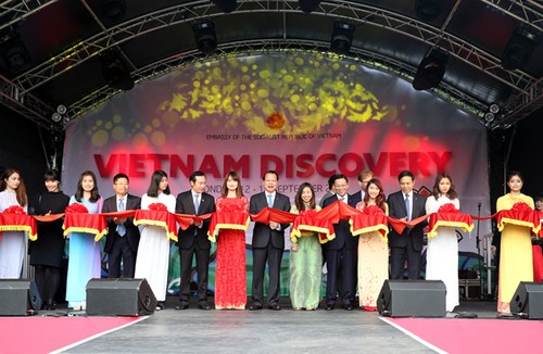 Phó Thủ tướng Vũ Văn Ninh cắt băng khai mạc Lễ hội Khám phá Việt Nam năm 2015 tại Vương quốc Anh - ảnh 1