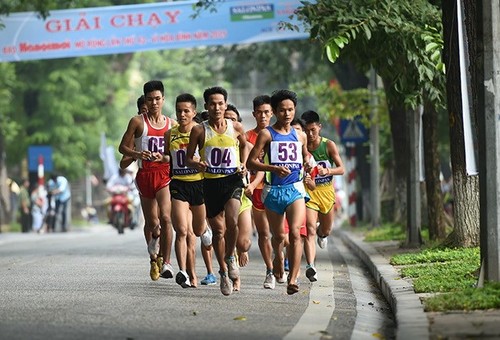 Hơn 1300 người tham dự giải chạy Báo Hà Nội mới lần thứ 42 - ảnh 1