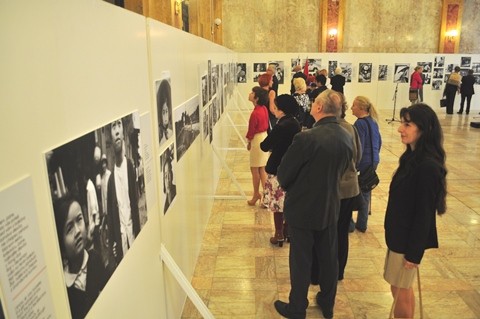 Triển lãm ảnh tái hiện lịch sử Việt Nam tại Slovakia - ảnh 1