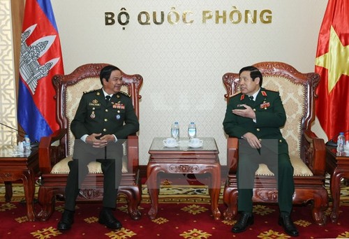 Bộ trưởng Bộ Quốc phòng VN tiếp Hội Cựu chiến binh Quân đội Hoàng gia Campuchia - ảnh 1
