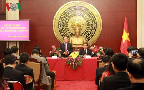 Chủ tịch Quốc hội Nguyễn Sinh Hùng thăm Đại sứ quán và gặp mặt cộng đồng người Việt Nam tại Bắc Kinh - ảnh 1