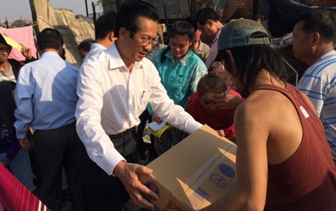 Hỗ trợ khẩn cấp các gia đình Việt kiều tại Campuchia gặp hỏa hoạn - ảnh 1