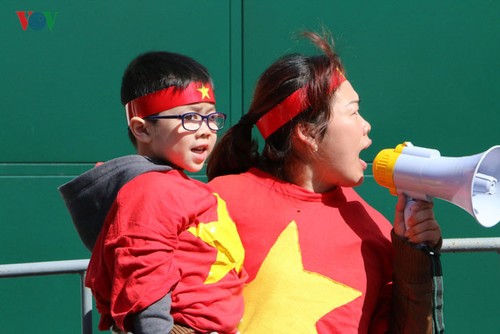 Hình ảnh người Việt ở Séc biểu tình phản đối Trung Quốc quân sự hóa biển Đông - ảnh 1