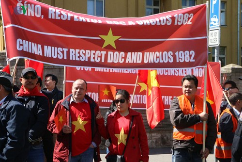 Hình ảnh người Việt ở Séc biểu tình phản đối Trung Quốc quân sự hóa biển Đông - ảnh 3