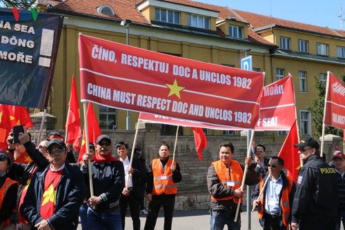 Hình ảnh người Việt ở Séc biểu tình phản đối Trung Quốc quân sự hóa biển Đông - ảnh 4