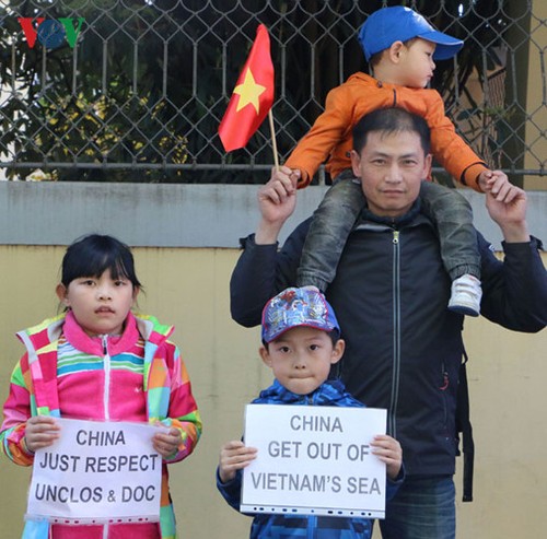 Hình ảnh người Việt ở Séc biểu tình phản đối Trung Quốc quân sự hóa biển Đông - ảnh 6