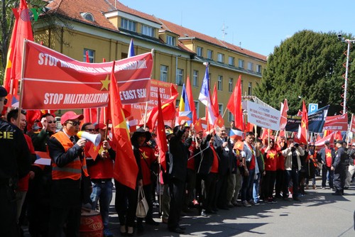 Hình ảnh người Việt ở Séc biểu tình phản đối Trung Quốc quân sự hóa biển Đông - ảnh 7