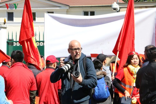 Hình ảnh người Việt ở Séc biểu tình phản đối Trung Quốc quân sự hóa biển Đông - ảnh 8
