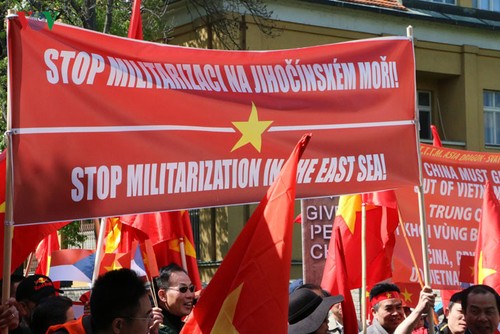 Hình ảnh người Việt ở Séc biểu tình phản đối Trung Quốc quân sự hóa biển Đông - ảnh 9