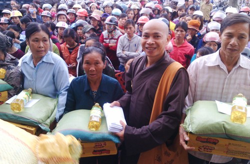 Trung ương Giáo hội Phật giáo Việt Nam thăm, tặng quà ngư dân miền Trung  - ảnh 1