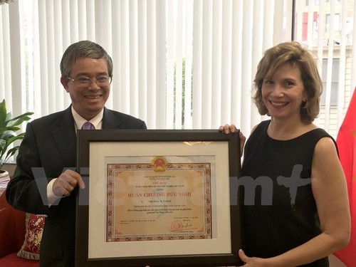Trao tặng Huân chương hữu nghị cho Chủ tịch Phòng Thương mại Hoa Kỳ tại Hà Nội  - ảnh 1