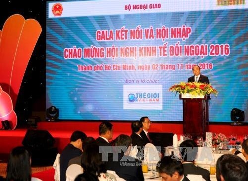 Thủ tướng Nguyễn Xuân Phúc gặp gỡ các đại biểu tham dự Hội nghị Kinh tế đối ngoại 2016 - ảnh 1